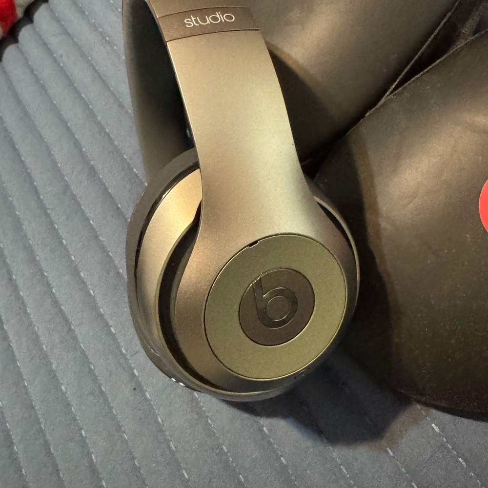 Beats Studio 2s Wireless Headphones